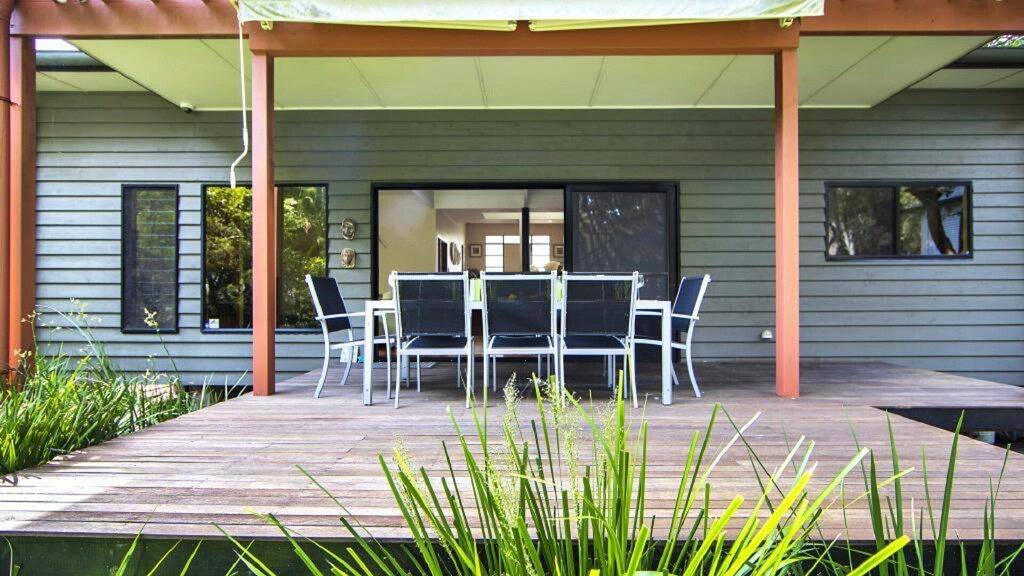 Two Waters by Holidayco. in Pearl Beach, New South Wales