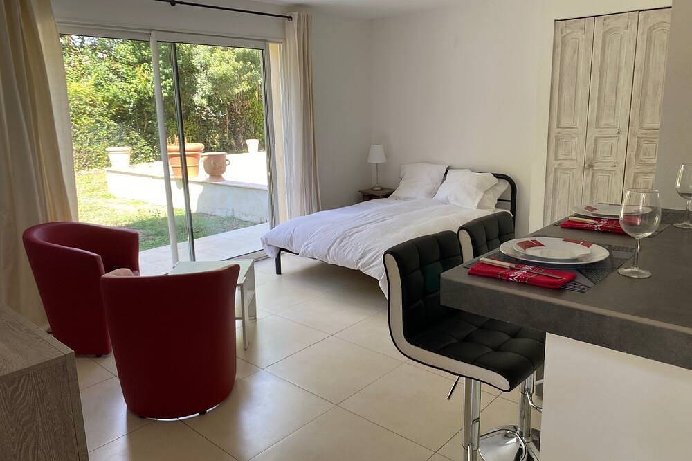 Ganze Wohnung, Quiet studio, greenery, swimming pool, reception facilities, 6 km from beaches. in La Colle-sur-Loup, Cannes und Umgebung