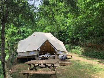 Tente pour 4 personnes, avec piscine dans le Cantal