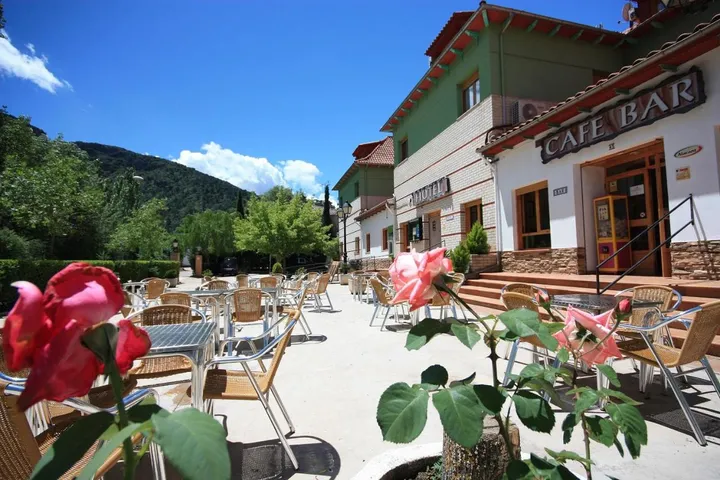 Hotel para 3 personas, con vistas además de terraza y piscina - 1