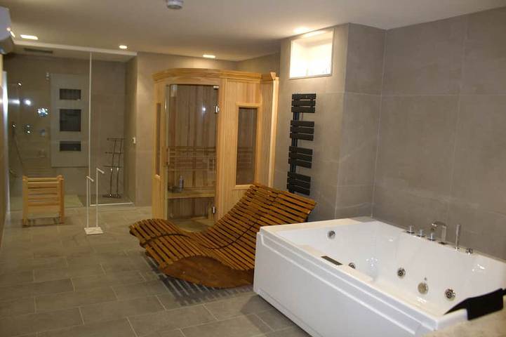 Villa pour 8 personnes, avec jacuzzi et jardin ainsi que sauna et balcon, animaux acceptés à Mondello