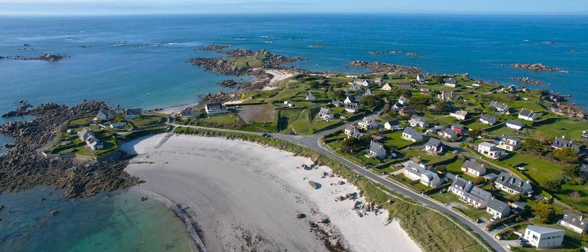Maison les pieds dans l'eau avec vue mer et accès plage in Kerlouan, Région de Brest