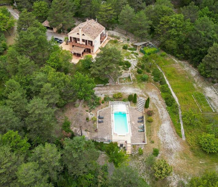 Location de vacances pour 14 personnes, avec Balcon et Terrasse ainsi que Jardin et Piscine à Puget-Théniers