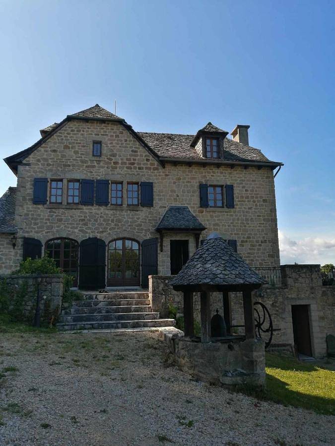 Location de vacances pour 12 personnes, avec piscine ainsi que vue et jardin, animaux acceptés à Saint-Félix-de-Lunel