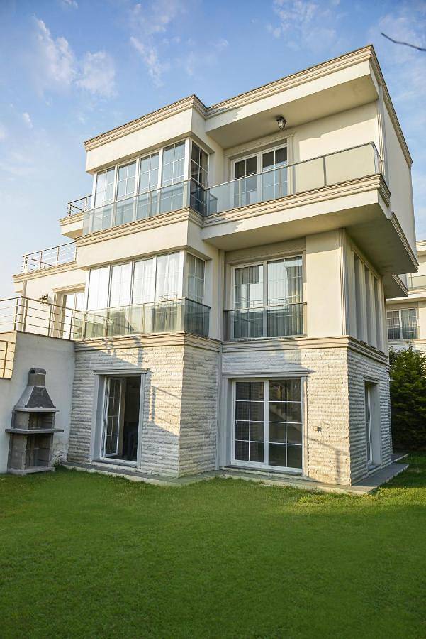 Villa for 8 people, with Balcony and Terrace as well as Garden and Pool in Antalya