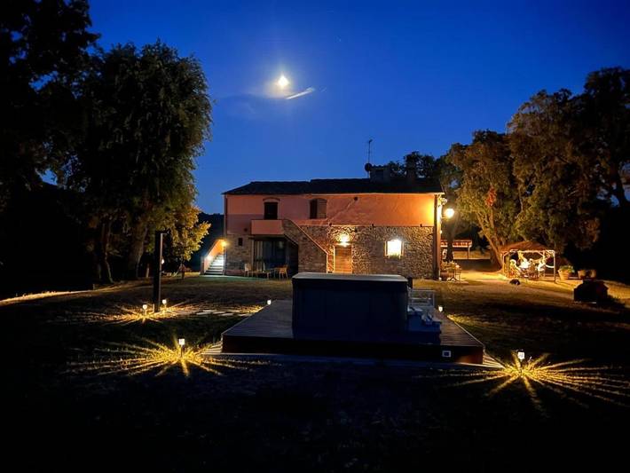 Agriturismo per 3 persone, con Idromassaggio e Giardino nonché Piscina e Panorama a Castagneto Carducci