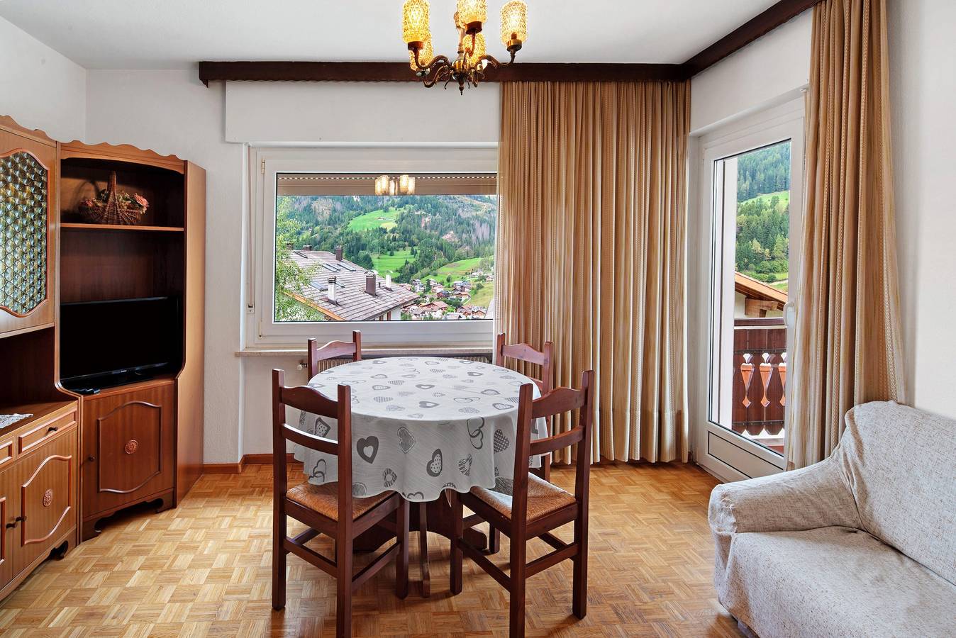 Entire apartment, Apartment 'Casa Al Sole' with Mountain View, Private Terrace and Wi-Fi in Moena, Dolomiti Superski