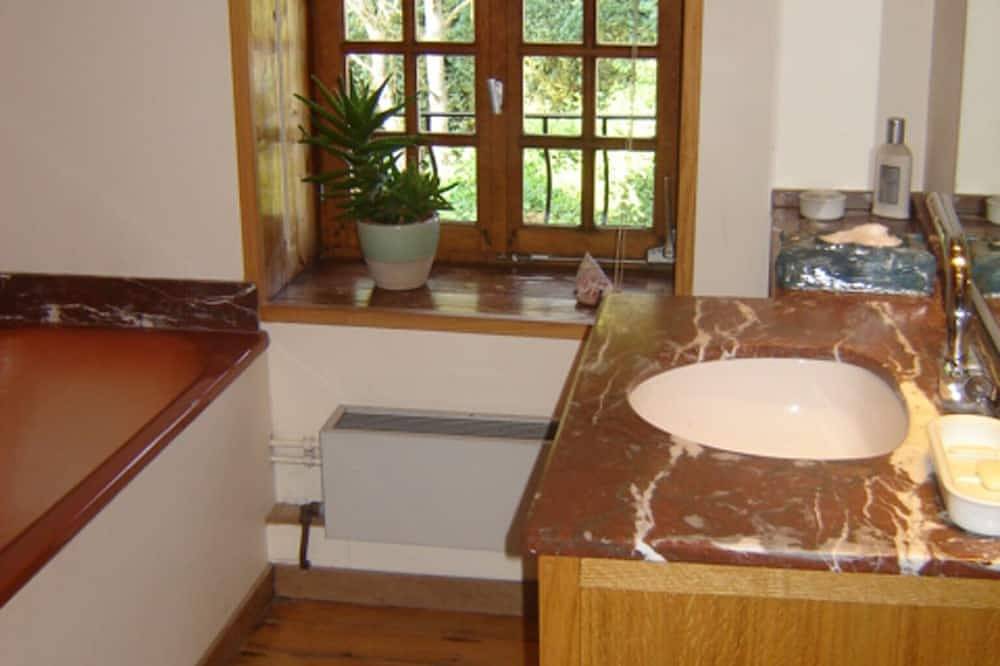 Gemütlich, komfortabel, komplett, geräumig für 6 Personen. Ferienhaus mit beheiztem Pool in Hastière, Region Namur