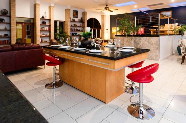 Appartement de vacances pour 13 personnes, avec piscine ainsi que jardin et jacuzzi