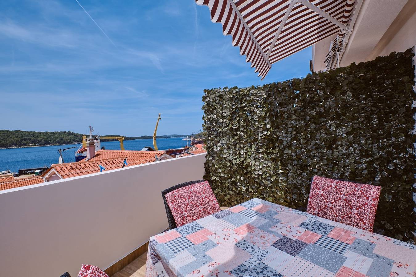Ganze Wohnung, Apartment Ruzica 2 befindet sich 330 m vom Meer entfernt, in der Gegend von Malin, auf Mali Lošinj, in der Nähe des Stadtzentrums. in Mali Lošinj, Lošinj
