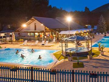 Mobil home pour 8 personnes, avec jacuzzi à Saint-Pierre-d'Argençon