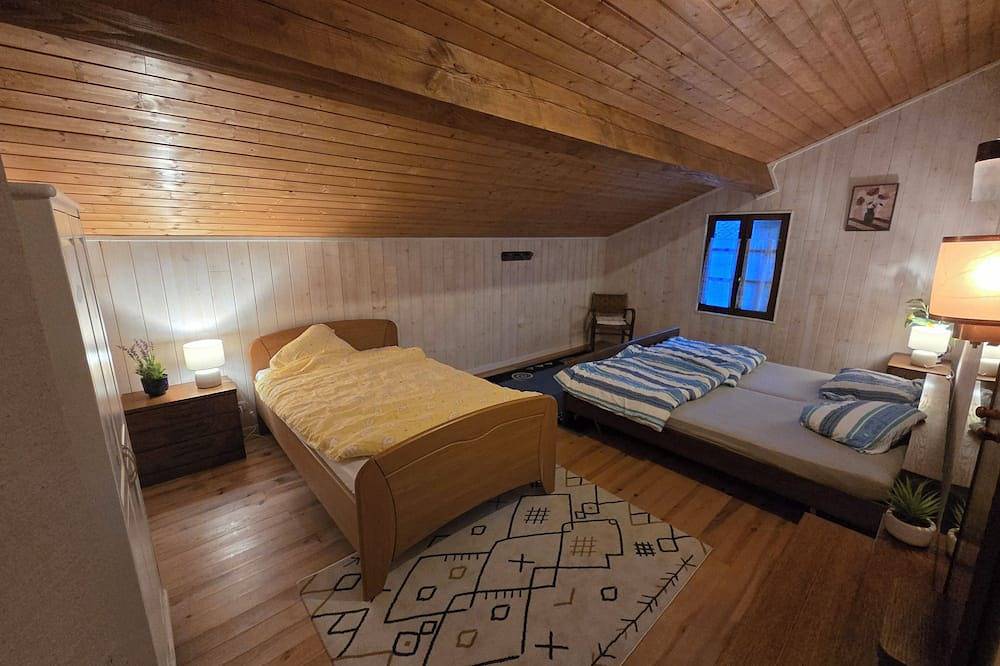 Grand gîte avec piscine privée, pouvant accueillir 7 personnes. in Caussens, Gers