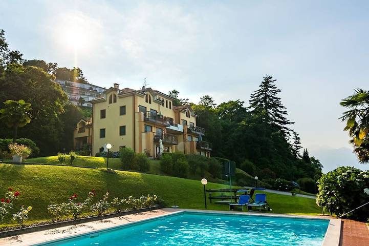 Maison de vacances pour 4 personnes, avec piscine et jardin dans Stresa