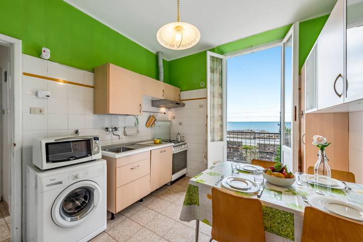 Gîte pour 5 personnes, avec vue sur l’océan et balcon, adapté aux familles dans Lavagna - 4