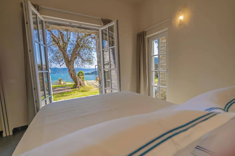 Villacastelloportovenere With Large Garden And Memorable Sea View in Portovenere, Porto Venere Municipality