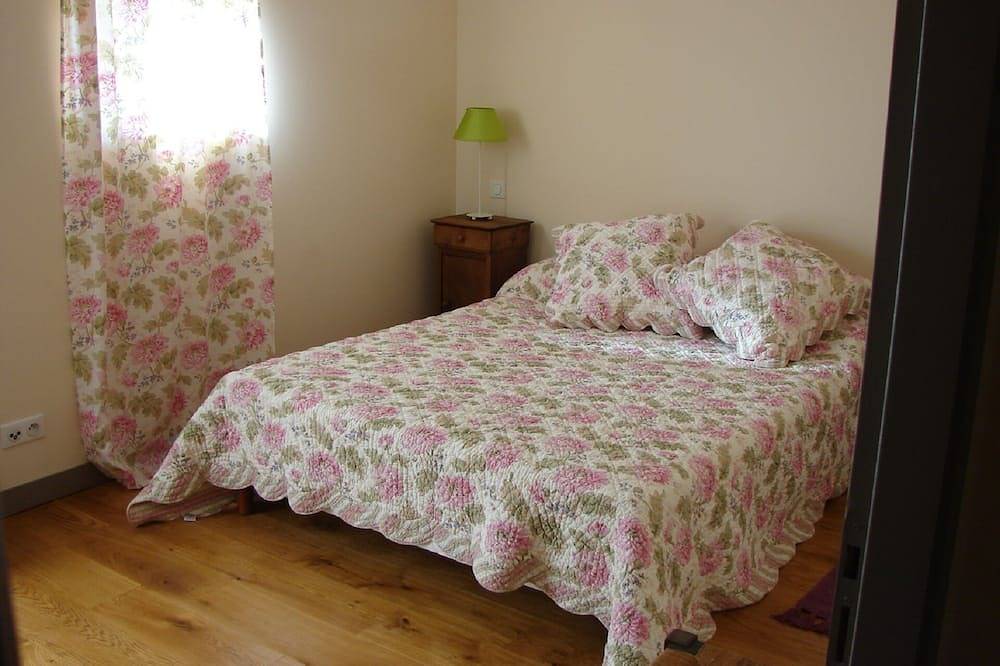 Large self-catering cottage ideal for a large family (sauna, spa, heated pool). in Saint-Sylvestre, Limoges region