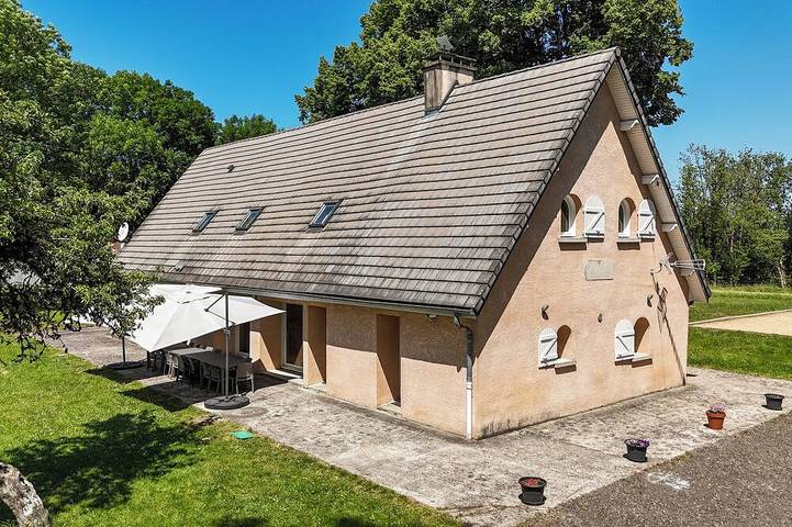 Gîte pour 24 personnes, avec Terrasse ainsi que Jardin et Sauna