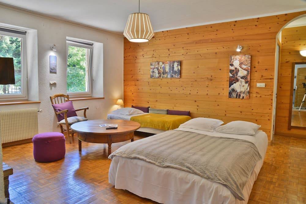 Ganze Wohnung, Apartment 5/6 pers 70 m² Ground floor of chalet Chez Marie, terrace. 100 m ski bus. in Montriond, Les Portes du Soleil