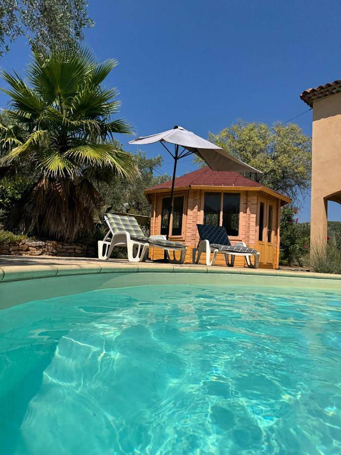 Location de vacances pour 2 personnes, avec vue ainsi que piscine et jardin à Salernes - 3