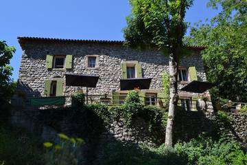 Cottage pour 4 personnes, avec sauna et piscine ainsi que jacuzzi et jardin à Meyras