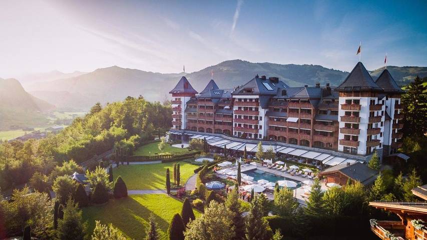 Hôtel pour 5 personnes, avec Balcon et Jacuzzi ainsi que Terrasse et Jardin dans Gstaad