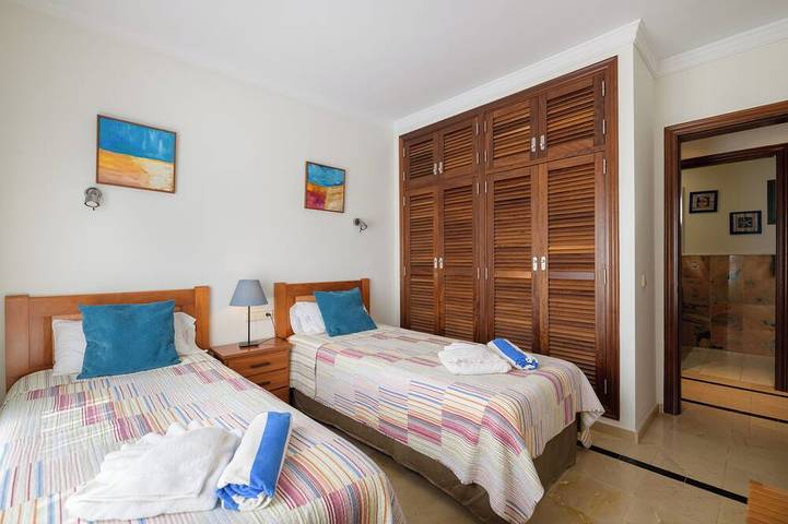 Luxusvilla mit beheiztem Pool, ökologisch, chlorfrei, Jacuzzi Wifi frei. in Montaña Roja, Yaiza