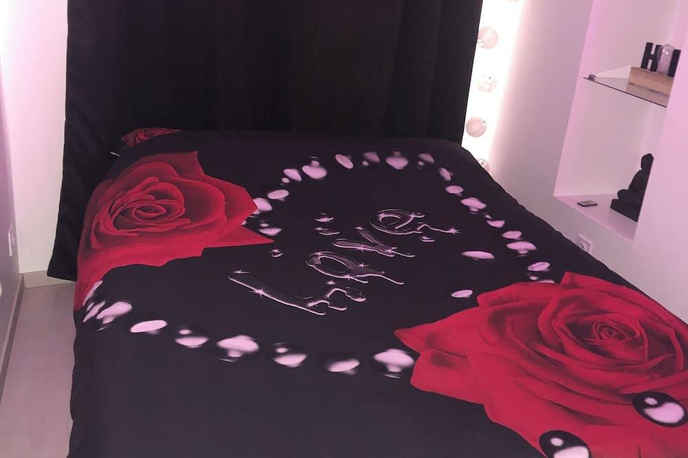 Appartement entier, Appartement Love Room avec jacuzzi et hammam privatisé lieu insolite en amoureux in Orgone, Région d'Arles