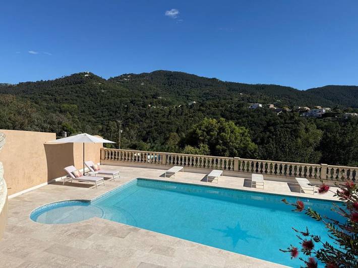 Appartement de vacances pour 3 personnes, avec Terrasse et Jardin ainsi que Piscine et Vue