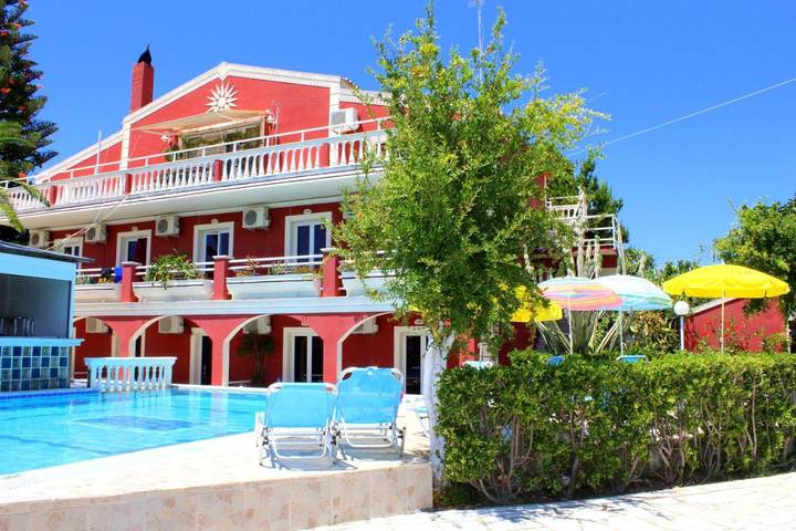 Gîte pour 4 personnes, avec terrasse et jardin ainsi que piscine et vue, animaux acceptés dans Kavos - 2