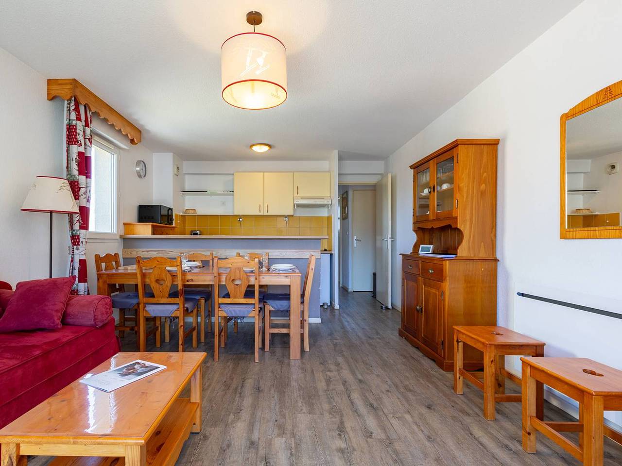 Entire apartment, Apartment for 8, mountain views, near slopes in Germ, French Pyrenees