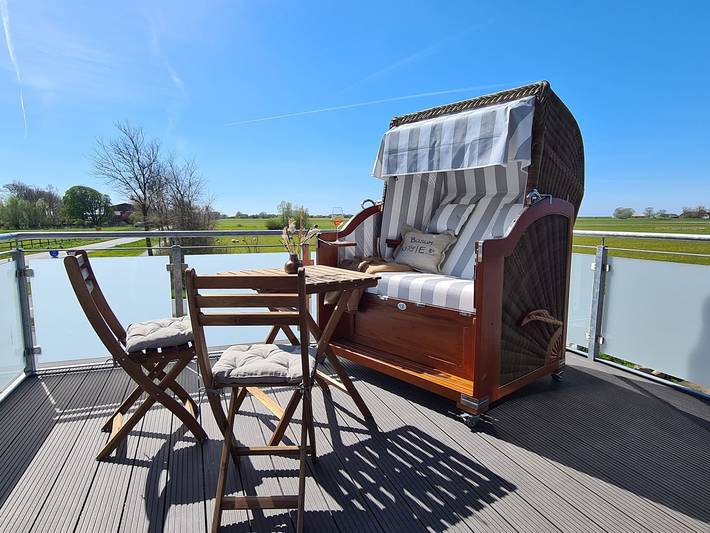 Ganze Wohnung, Deichwiesen - Balkon mit Strandkorb, 2 Schlafzimmer, Dusche in Westerdeichstrich, Kreis Dithmarschen