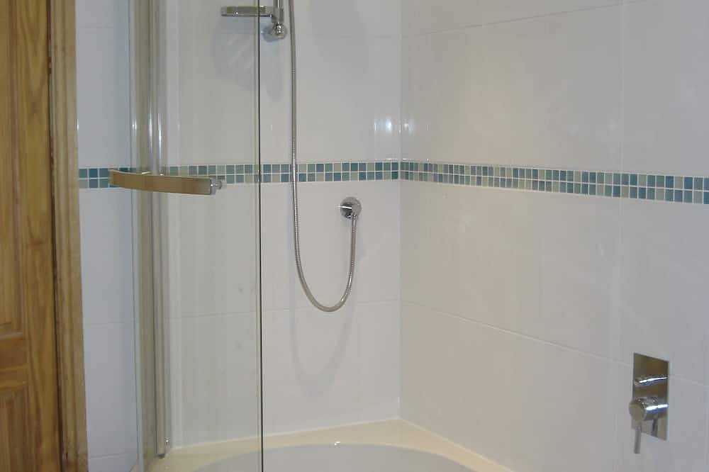 Cosy, stylish Derbyshire cottage, just a mile from Carsington Water in Hopton (Derbyshire), Derbyshire