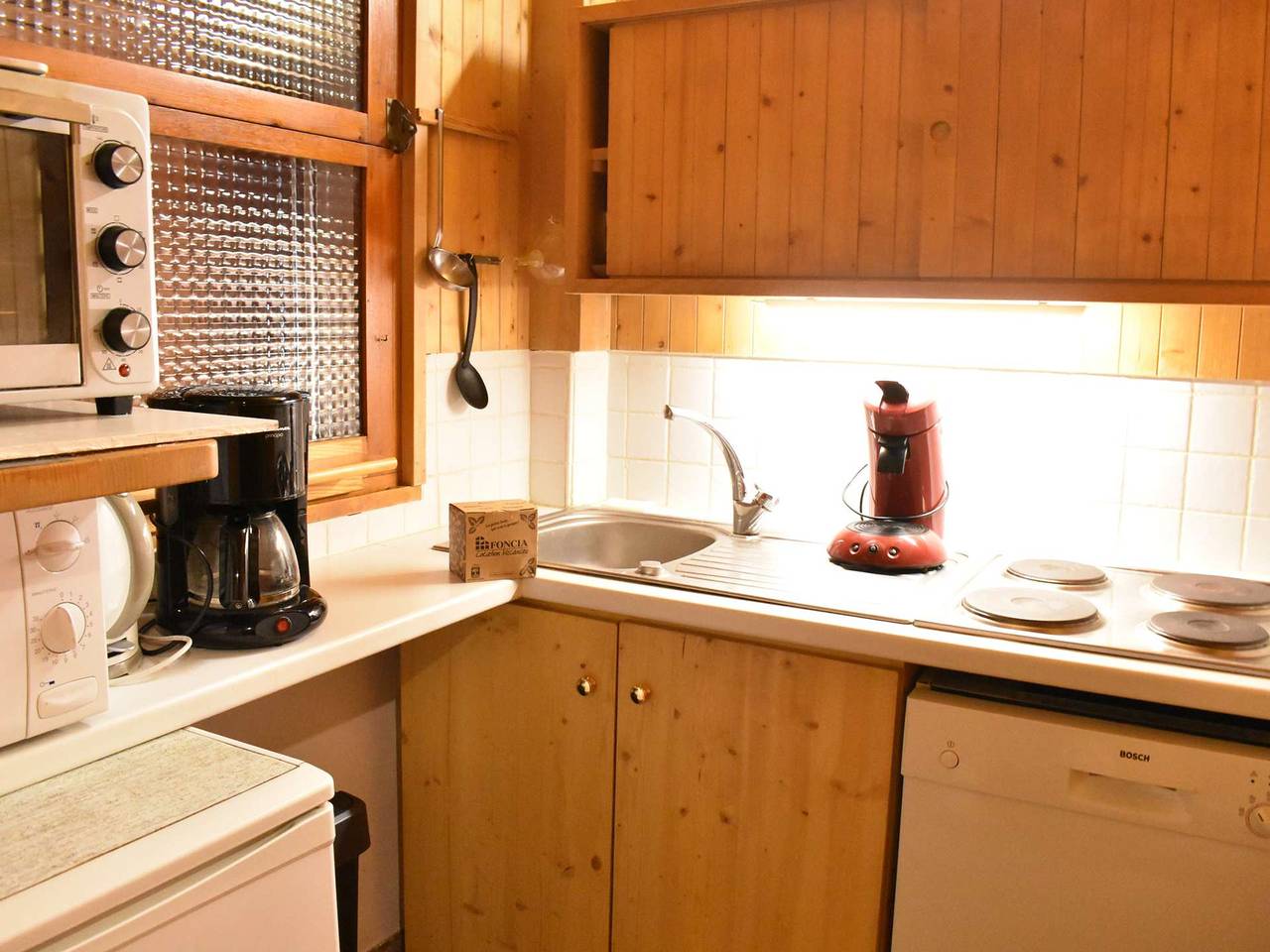 Entire apartment, Cozy 3-Room Apartment for 6 in Meribel – Near Slopes & Shops, Stunning Views, Fireplace & Balconies in Les Allues, Les Trois Vallées
