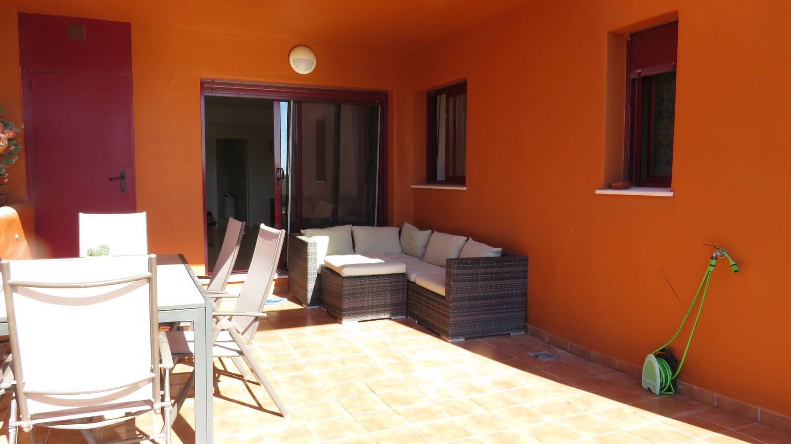 Apartamento entero, Apartamento 'Bajo Amplio con Maravillosas Vistas' con Piscina Compartida, Wi-Fi y Aire Acondicionado in Playa de la Duquesa, Manilva