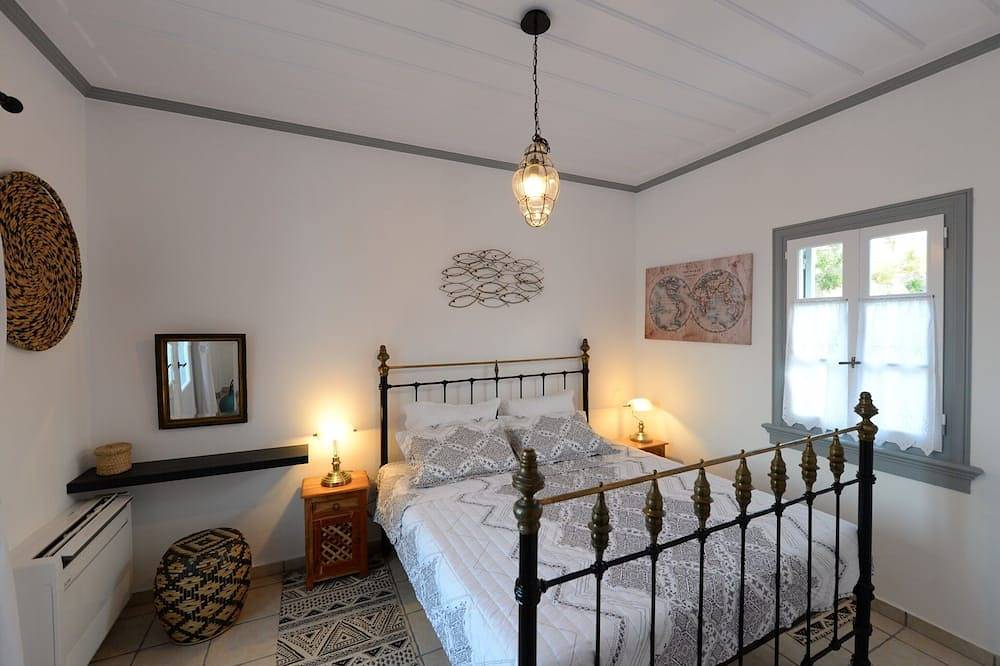 Spectacular 5-bedroom 6-bath Spetses villa with sweeping views and private pool in Spetses City, Spetses