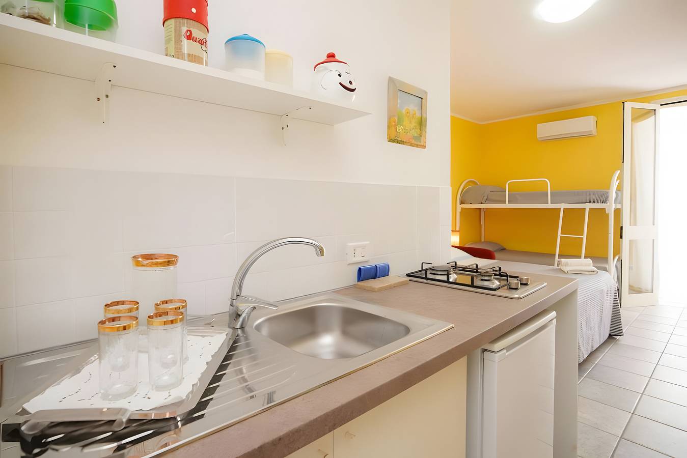 Geheel appartement, Appartement 'Monolocale' met Uitzicht op het Meer, Wi-Fi en Airconditioning in Ontranto en omgeving, Provincie Lecce