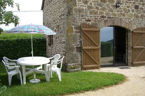 Ferienhaus mit Parkplatz und Garten: Nonards 2km in Puy-d'Arnac, Zentralmassiv