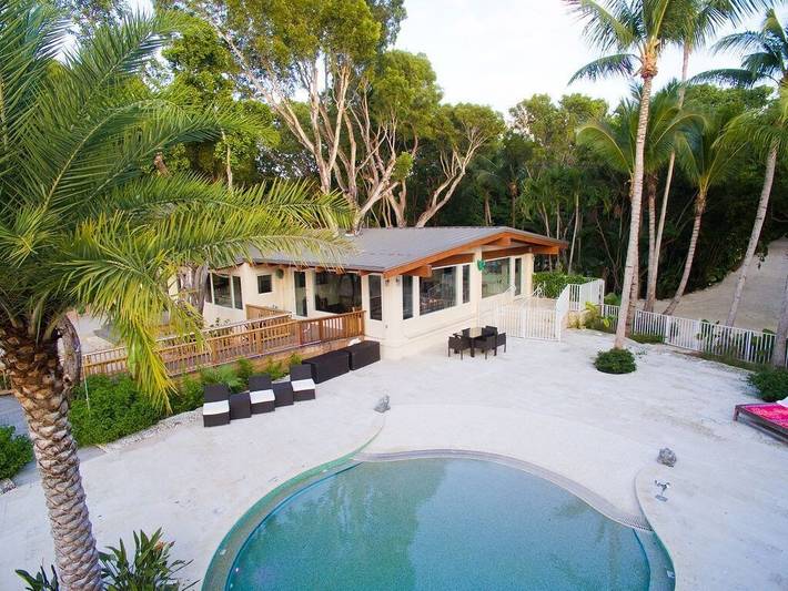 Bungalow for 4 people, with yard and terrace in 