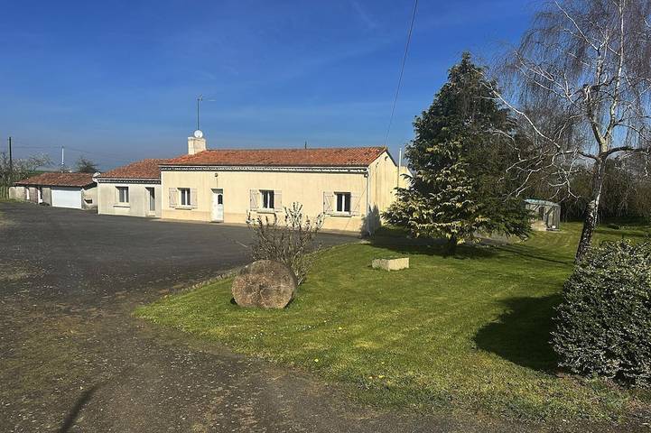 Location de vacances pour 8 personnes à Saint-Laurent-du-Mottay