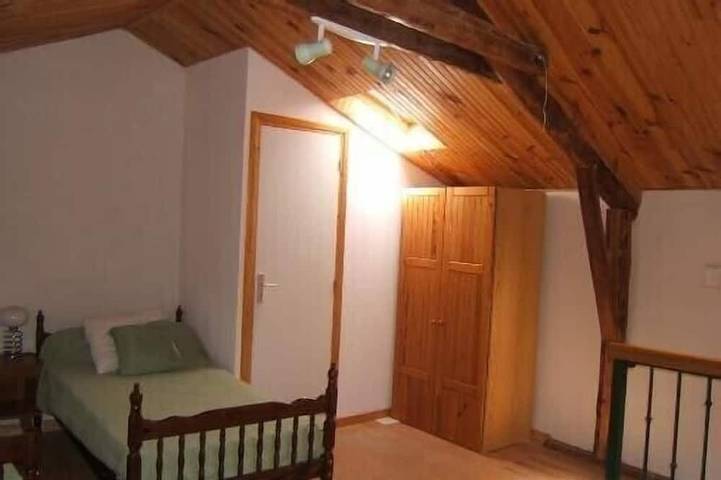 Fully renovated house (2003) with fenced et shaded courtyard 1km from stores in Chavaniac-Lafayette, Livradois-Forez Regional Nature Park