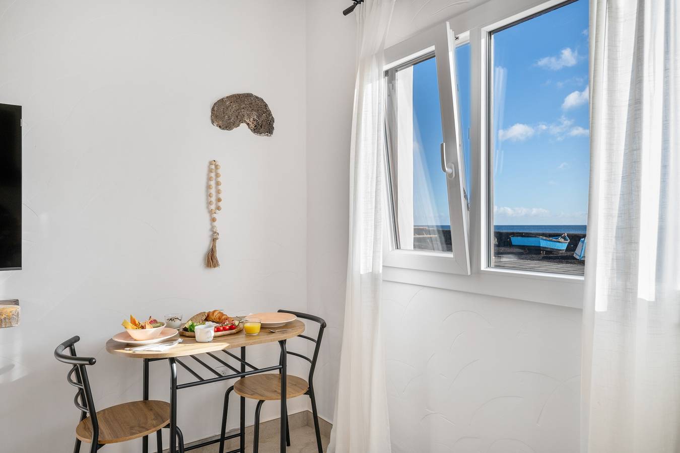 Ganze Wohnung, Ferienapartment 'Magma' mit Meerblick, Wlan und Klimaanlage in Punta de las Mujeres, Haría