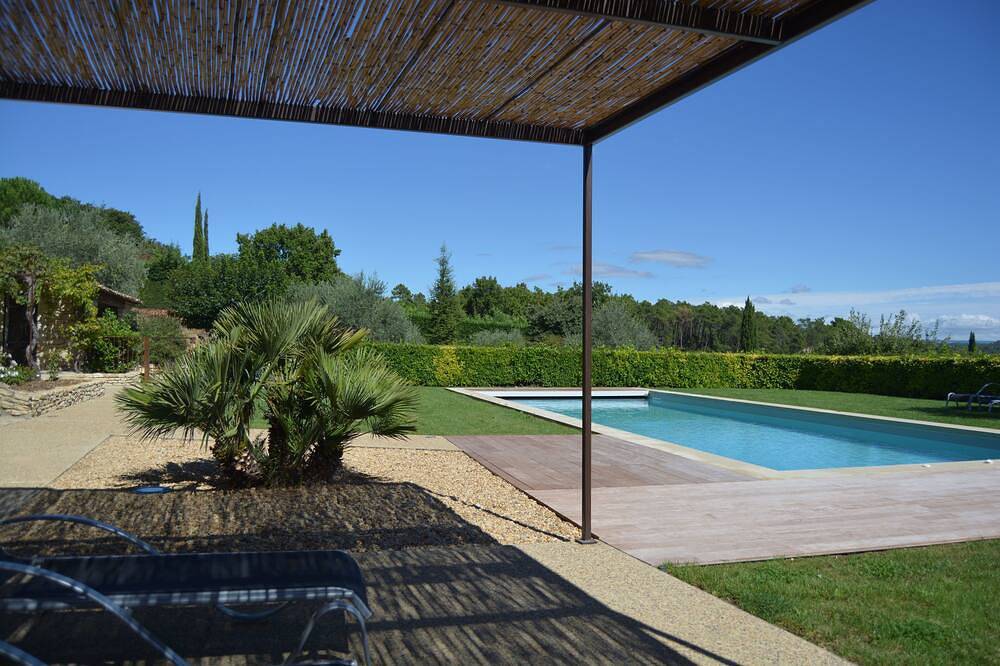 Gordes paisible ensemble de gîtes superbe vue sur le Luberon et piscine chauffée in Saint-Pantaléon, Parc naturel régional du Luberon