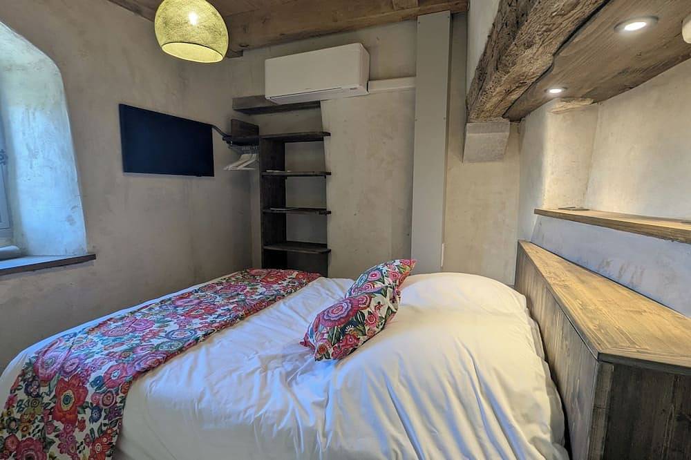 Appartement entier, La tour endormie, un morceau d'Histoire au présent in Saint-Germain-au-Mont-d'Or, Lyon et ses environs