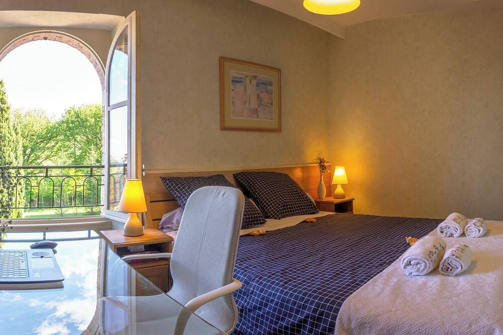 Middle room with shared bathroom in Auch, Gers