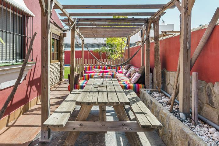 Klimatisierte Villa mit schönem Pool, Terrasse, Garten & WLAN; Haustiere erlaubt, Parkplätze vorhanden in Los Gallos-Cerromolino, Chiclana de la Frontera