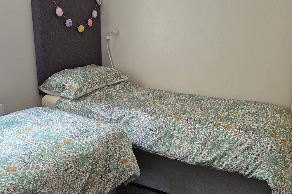 Entire apartment, Pet & Family Friendly Apartment, 2 min walk to the Sea & foot of the mountains. in Newcastle (County Down), County Down