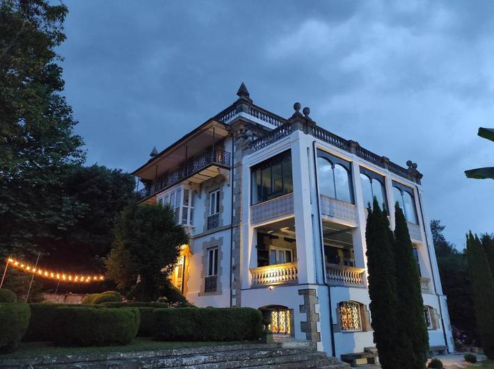 Chalet para 13 personas, con Balcón y Jacuzzi además de Terraza y Jardín en Valle del Pas