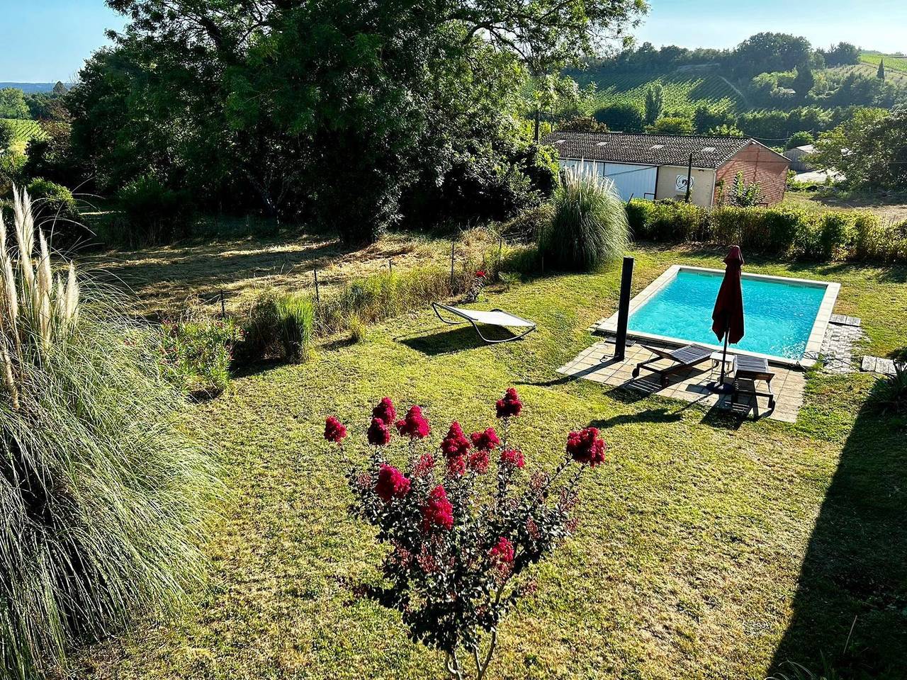 Entire holiday apartment, Holiday home in Pujols with shared pool in Pujols (Gironde), Libourne region