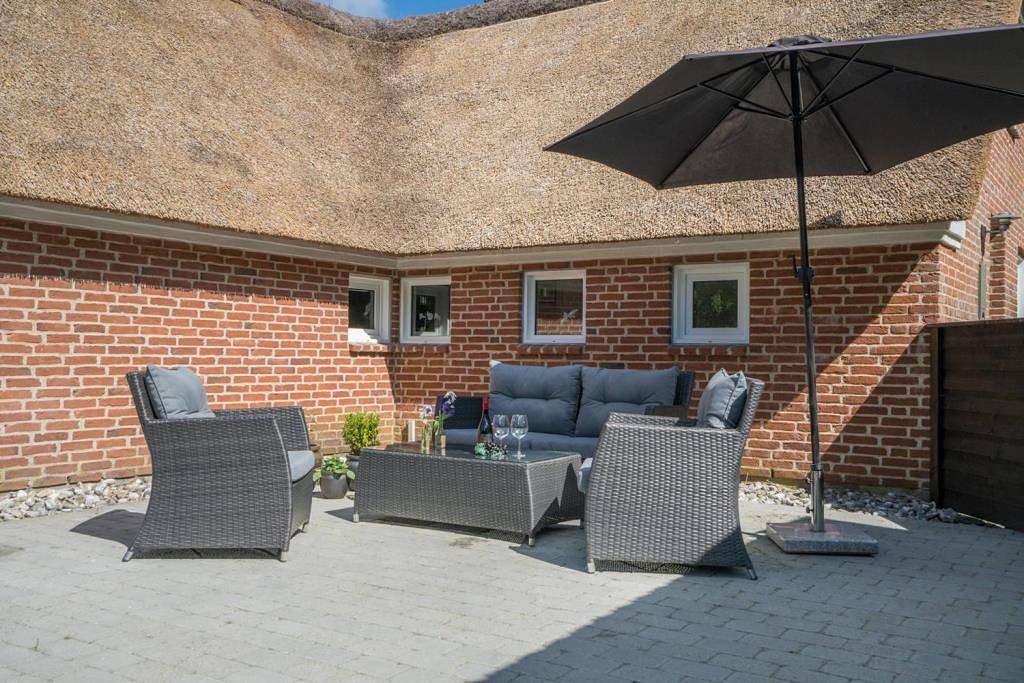 Schönes Steinhaus mit Reetdach und geschlossene Terrasse in Nørre Nebel, Varde