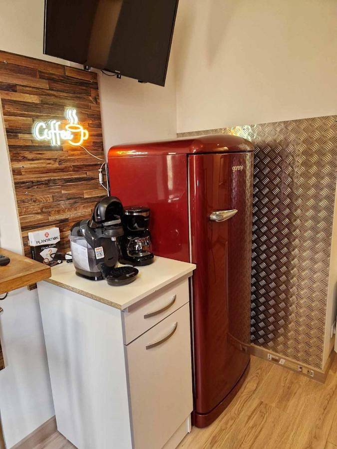 Appartement entier, 06 - Très joli 2 pièces neuf climatisé et tout équipé pour 1 à 4 personnes avec 3 lits, vue sur jardin, parking privatif gratuit, grand fourgon possible, tout le linge de maison est fourni in Razac-sur-l'Isle, Périgord Blanc